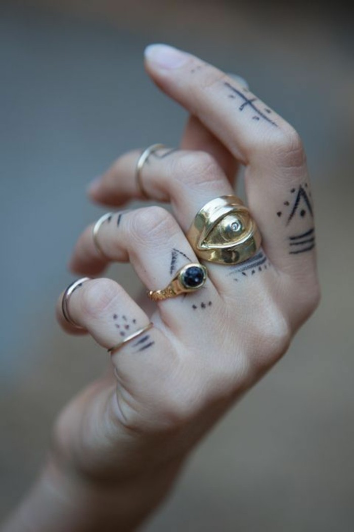des tatouages doigt et bague vintage, comment empiler les anneaux pour un style ethnique