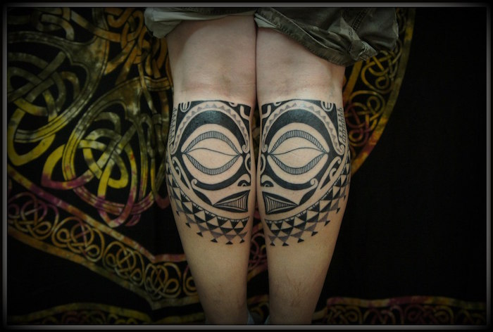 tatouage tahitien tatouages polynésiens mollets homme masque tribal