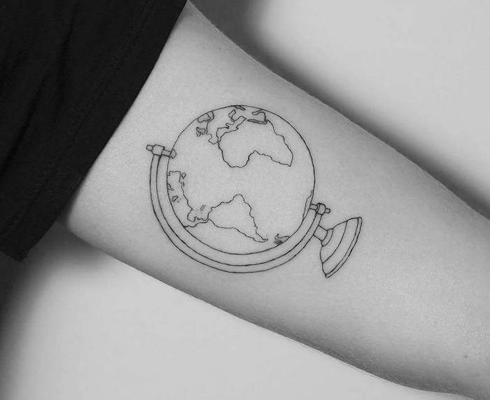 idee tattoo globe terrestre comme tatouage homme liberté