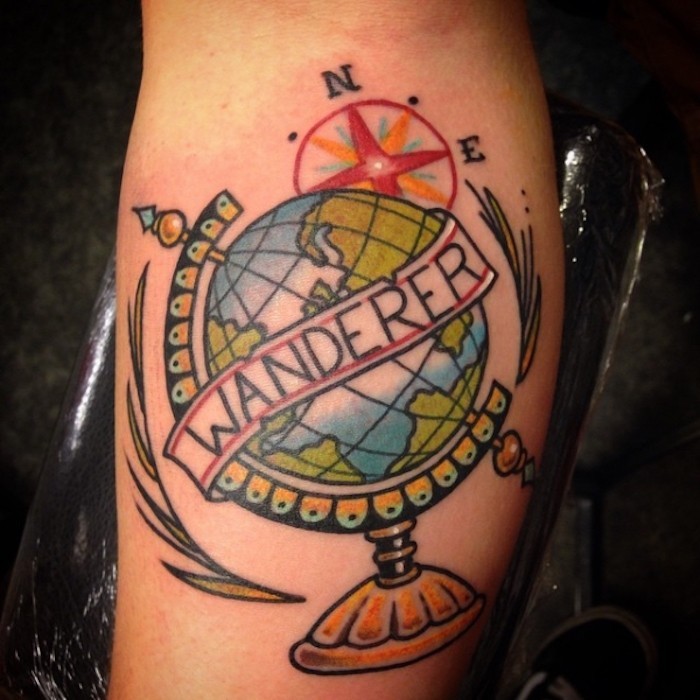 tatoueur lisbonne globe terre en couleurs comme symbole de liberté et voyage