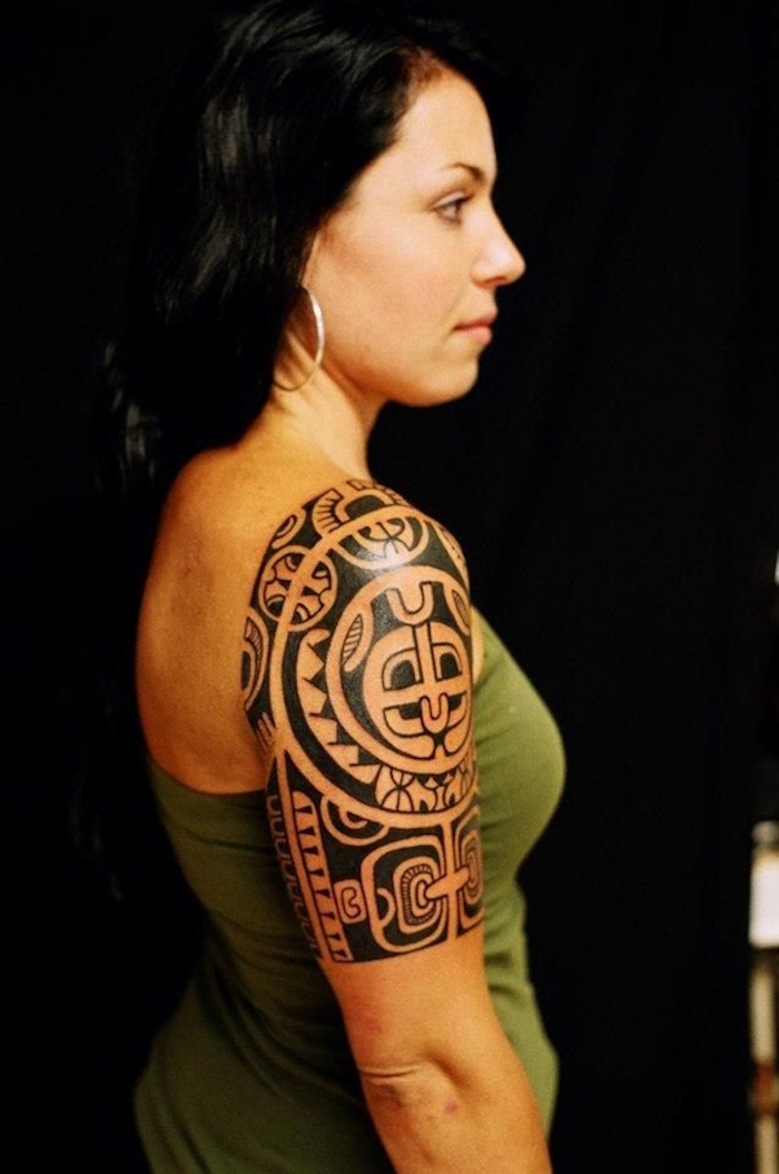 tatouages maoris pour femme tattoo épaule fille style polynesien