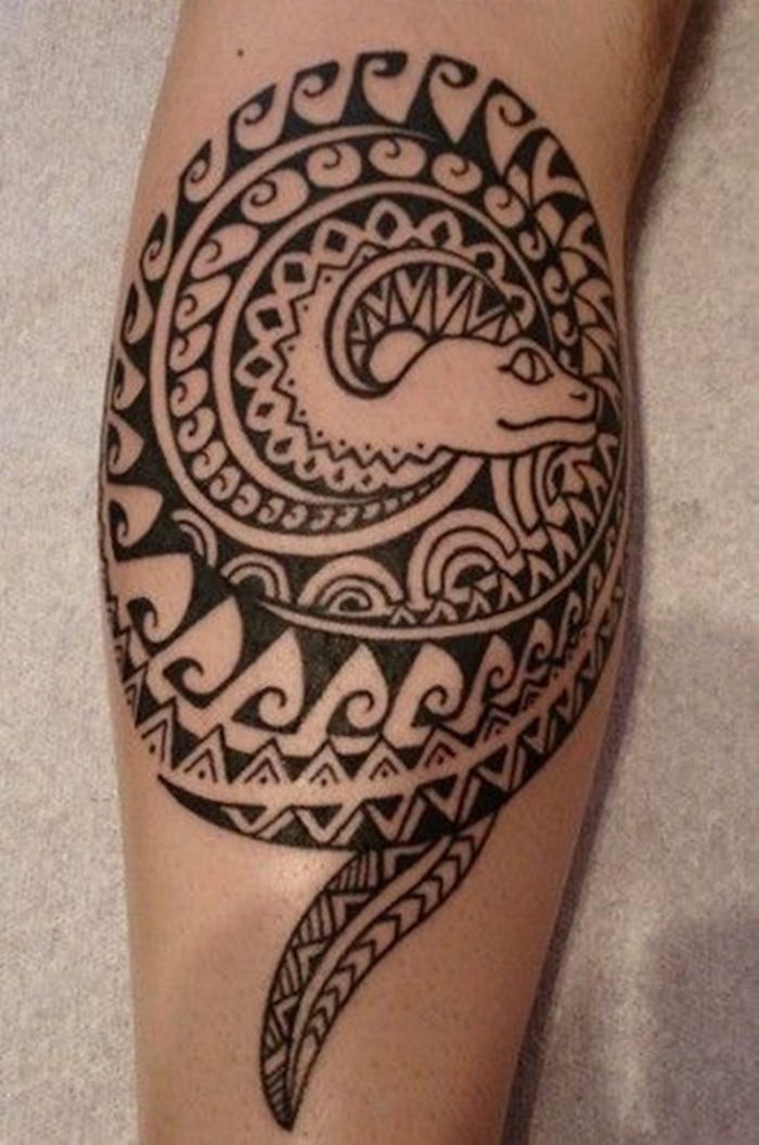 tattoo maorie tahitien polynesien serpend sur le mollet homme tatouage tribal
