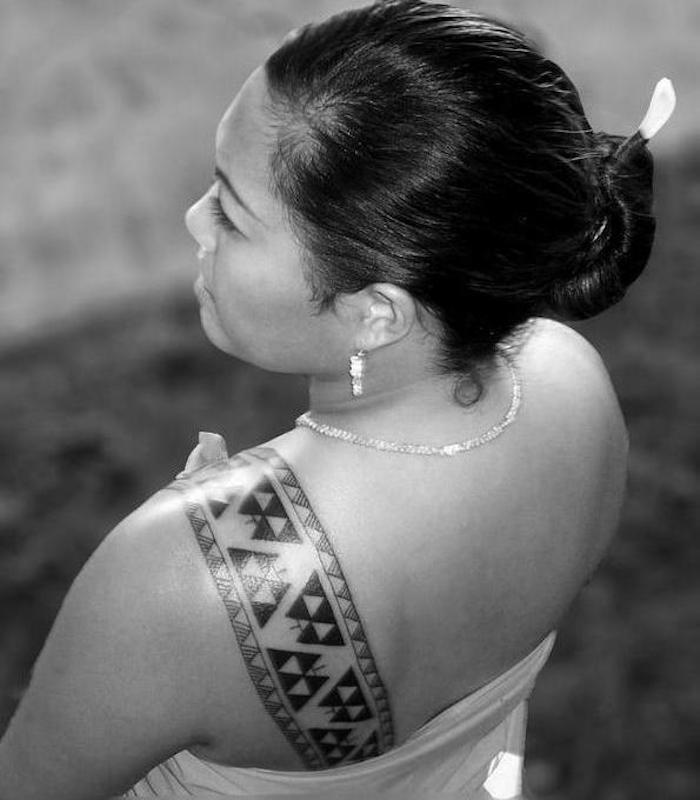 tattoo polynésie vahiné motifs maori épaule femme
