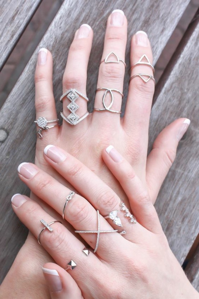 une fine bague triangle argentée, tendance bague sur chaque doigt, des anneaux délicats en argent de formes variées