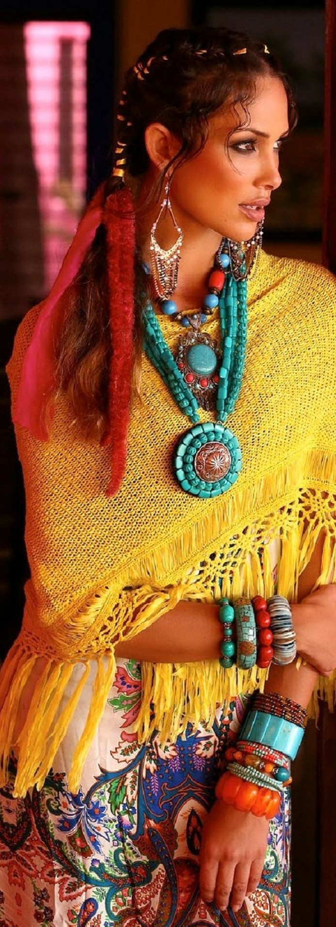 tenue boheme, foulard jaune et bijoux ethniques