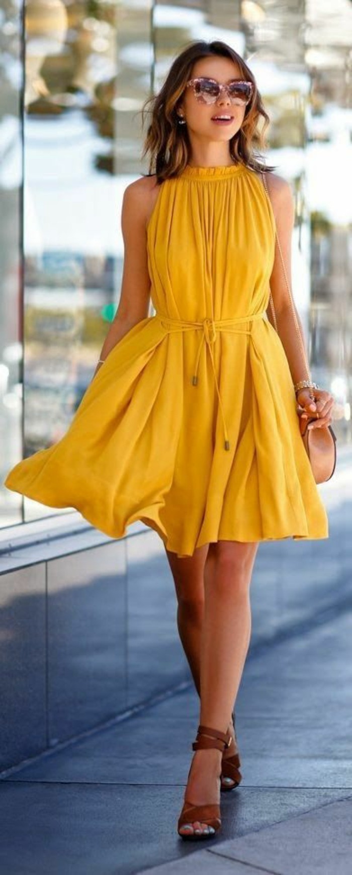 tenue-casual-chic-femme-tenue-cool-chic-femme-bien-habillée-robe-jaune-jolie