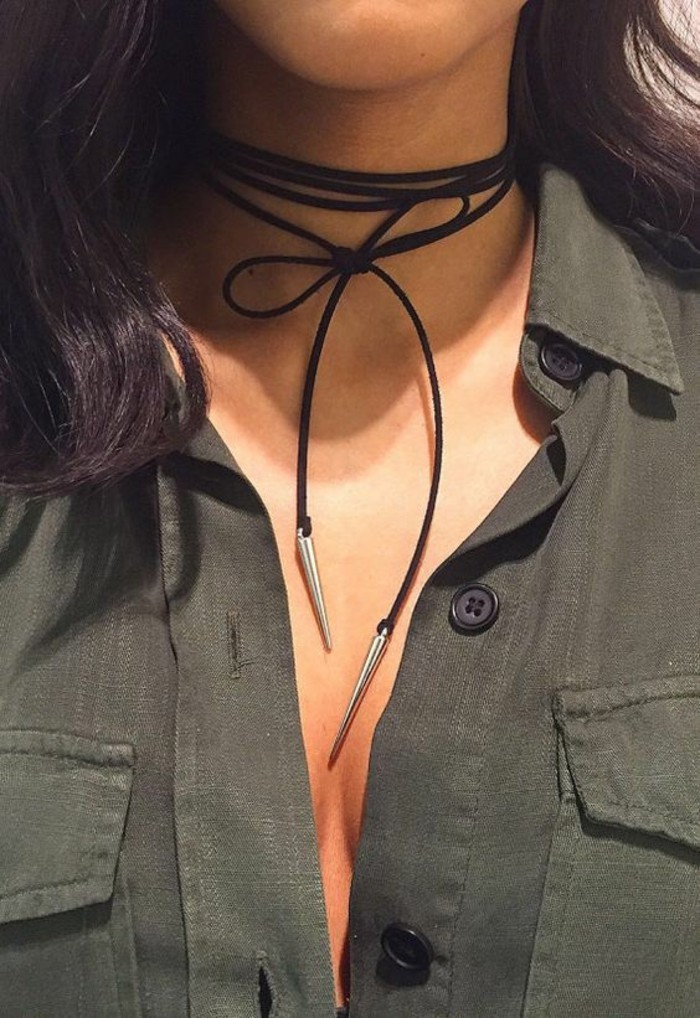 Chouette tenue avec collier serre cou collier noir ras du cou vert olive chemise