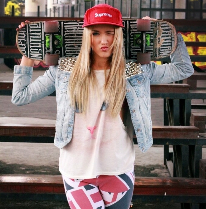 vetement swag femme, veste en denim, casquette rouge, skateboard