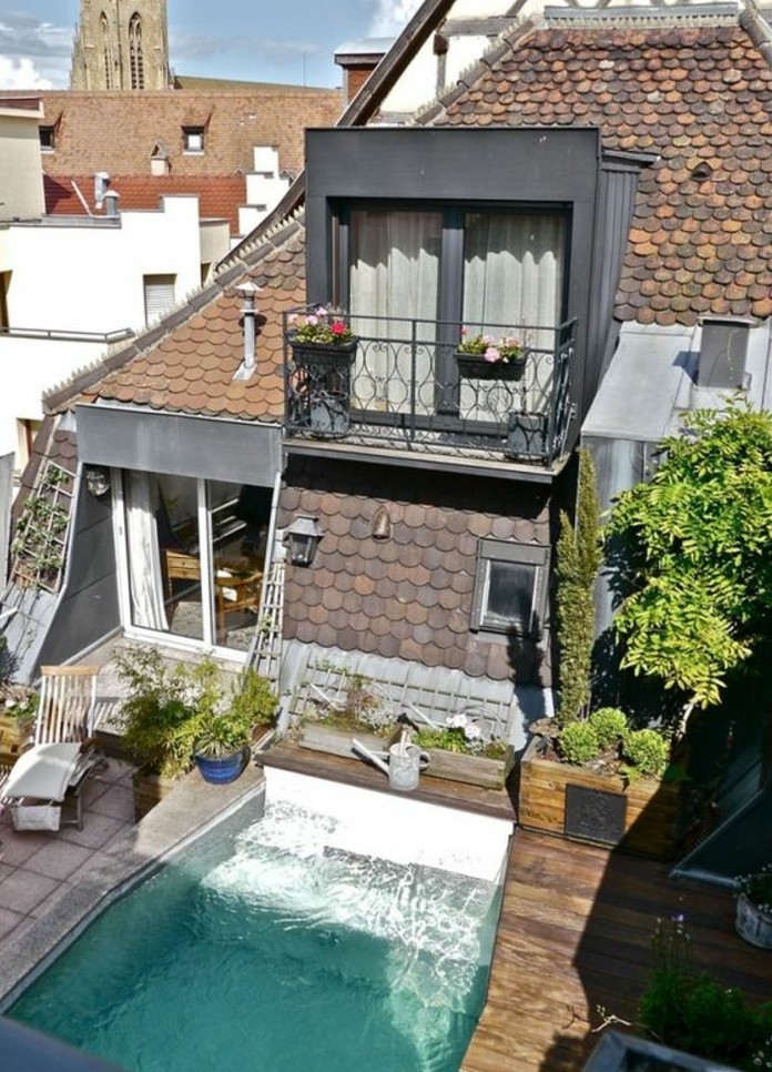 maison vintage, tropezienne terrasse, combles, avec une piscine, chaise longue, plantes, béton et bois composite