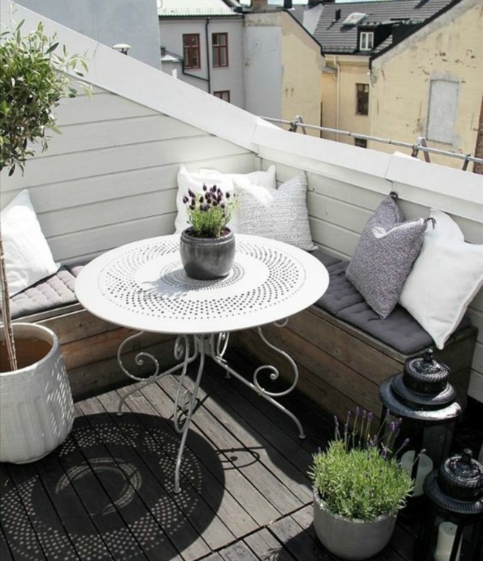 terrasse tropézienne, table blanche en métal, bois composite, canapé angle en palette, coussins, plantes