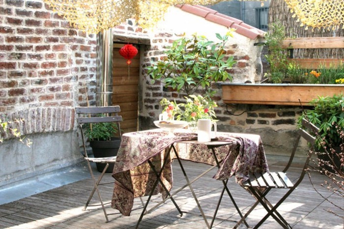 amenagement terrasse style rustique chic, table et chaises métalliques, plantes, terrasse tropezienne 