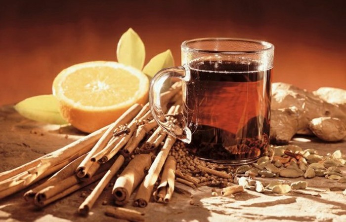 thé-cannelle-et-citron-jaune-bâtons-de-cannelle-boisson-hiver-gingembre
