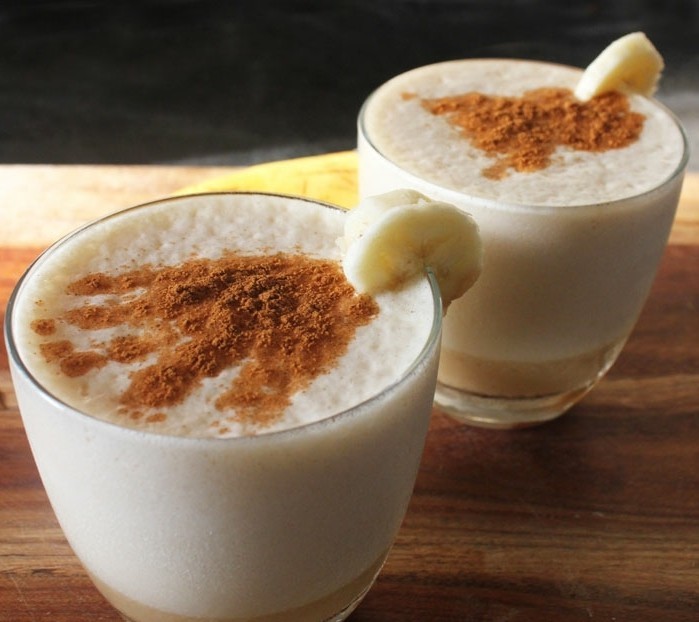 thé-cannelle-smoothie-banana-miel-boisson-tasse-en-verre