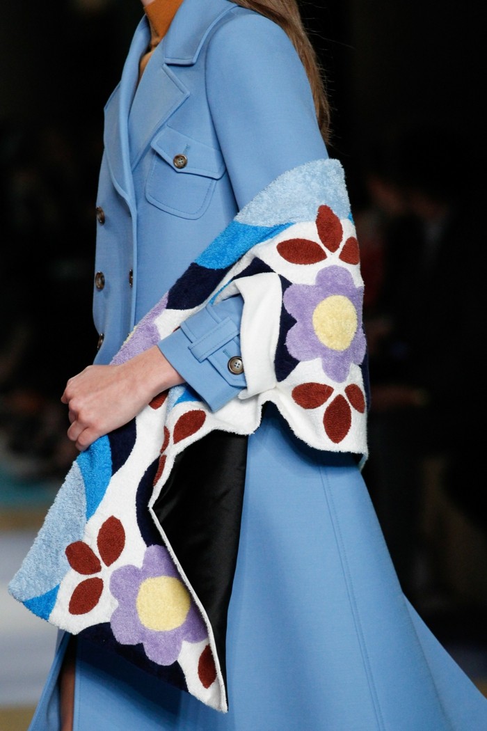 trench-femme-bleu-ciel-Miu-Miu-porté-avec-une-écharpe-à-couleurs