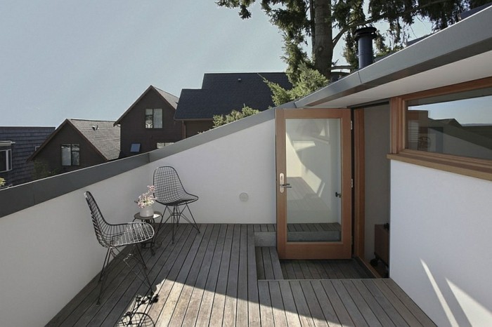 terrasse composite, chaises en métal, idée amenagement tropezienne terrasse simple et esthétique, fleur