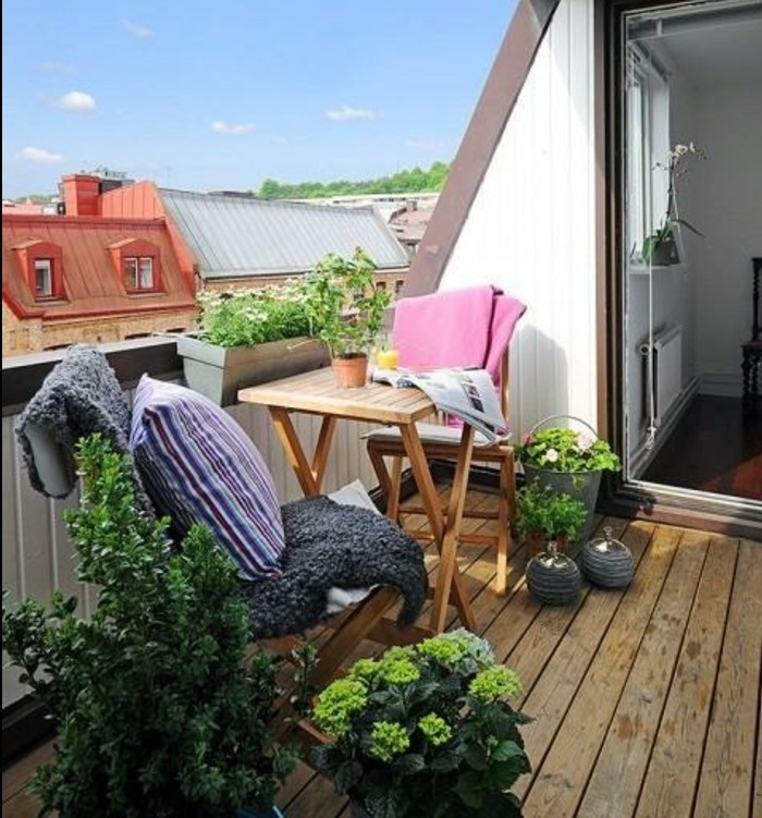 terrasse en composite, chaises en bois pliantes et table en bois pliante, plantes, vue sur la ville, modele de terrasse tropézienne