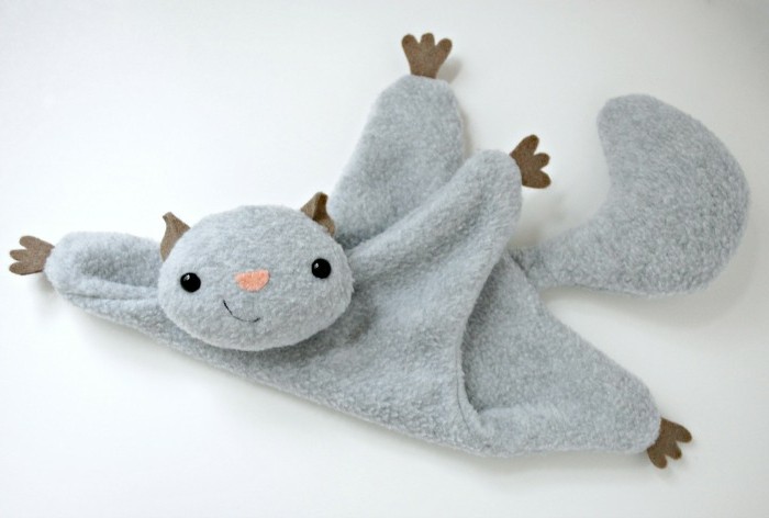 tuto-doudou-plat-écureuil-gris-volant-idée-doudou-a-fabriquer-soi-meme-peluche-enfant-à-offrir-pour-un-anniversaire
