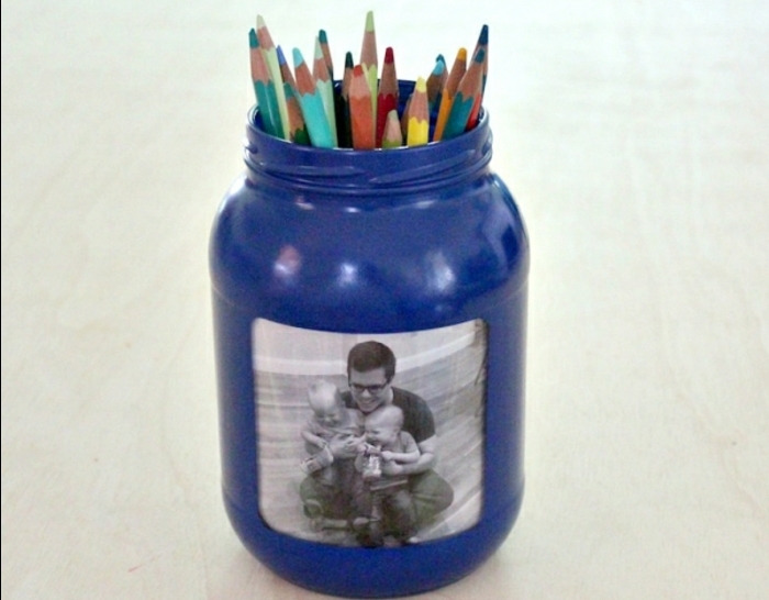 un-cadeau-fête-des-pères-à-faire-soi-même-que-faire-avec-des-pots-en-verre-pot-a-crayon-avec-cadre-photo-photo-pere-fils