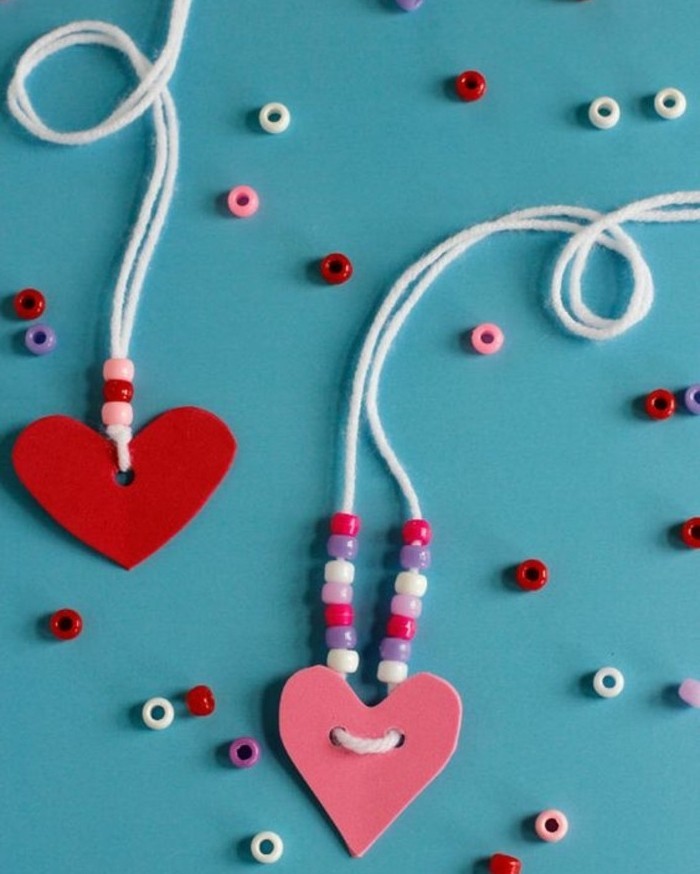 petits colliers, pendentif coeurs en papier en rouge et rose avec des perles, idée activité créative pour enfants en maternelle