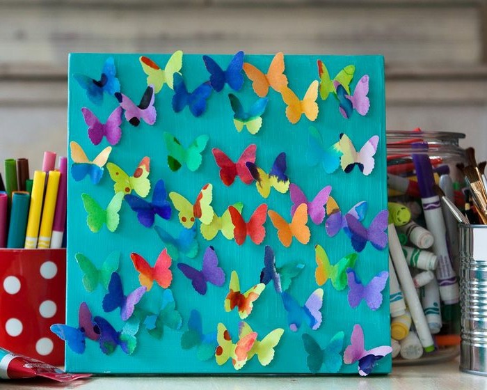 un-panneau-bleu-décoré-de-petits-papillons-en-papier-decoration-maison-multicolore-idée-d-activité-manuelle-printemps