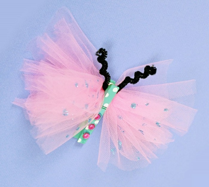 un papillon fabriqué à partir de tulle et une pince à linge multicolore, idée activité créative de printemps maternelle
