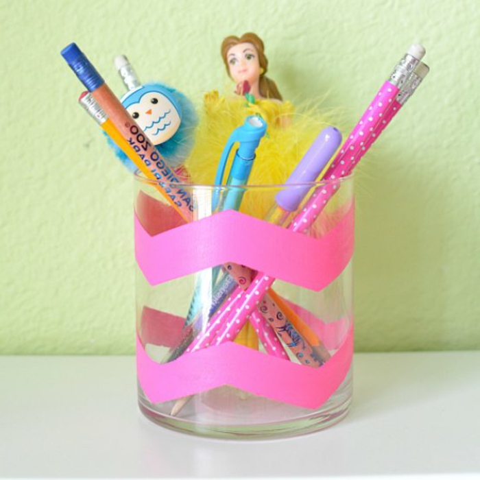 un-pot-a-crayon-amenagement-bureau-petite-fille-motif-princesse-un-simple-verre-décoré-de-bandes-de-masking-tape