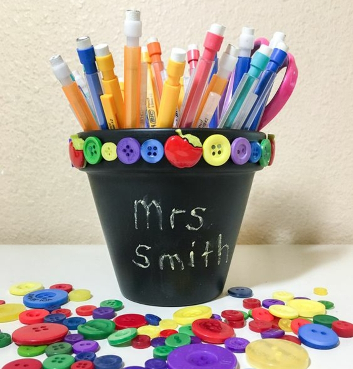 un-pot-a-fleur-customisé-en-peinture-noire-et-boutons-multicolores-idée-comment-faire-un-pot-a-crayon-soi-meme