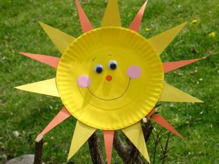 un soleil en assiette de papier avec des rayons en papier, des yeux mobiles, traits de visage, activité manuelle maternelle