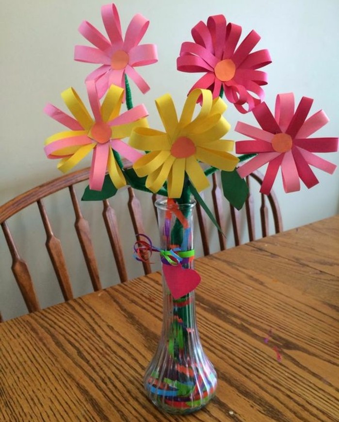 un-vase-de-fleurs-en-papier-multicolores-simples-à-faire-idée-activité-manuelle-printemps-pour-enfants-primaire-idée-de-decoration-artificielle-fleurs-maison
