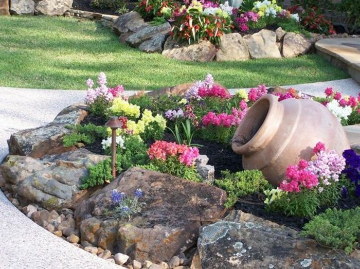 une-allée-bordée-d-une-rocaille-fleurie-idée-comment-faire-une-rocaille-arbustes-et-fleurs-de-couleur-rose-mauve-et-jaune