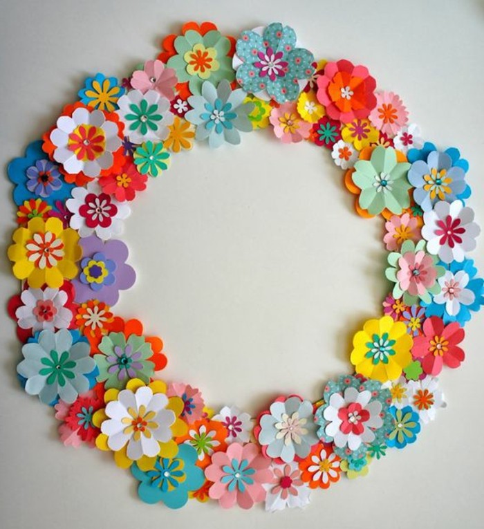 une-couronne-de-fleurs-en-papier-idée-activité-manuelle-printemps-une-couronne-de-fleurs-multicolore-à-fabriquer-soi-meme-bricolage-printemps-adulte