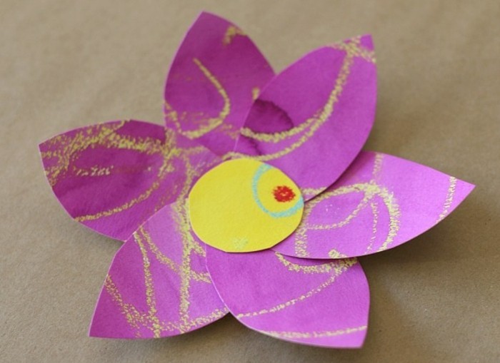fleurs simples en papier coloré, centre jaune, activité manuelle printemps maternelle, bricolage facile à réaliser