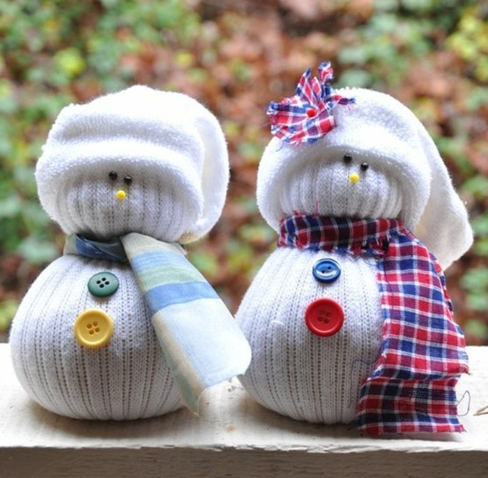 une-paire-de-chaussette-pour-fabriquer-un-doudou-enfant-des-bonhommes-de-neige-echarpes-boutons-multicolores-doudou-a-faire-soi-meme