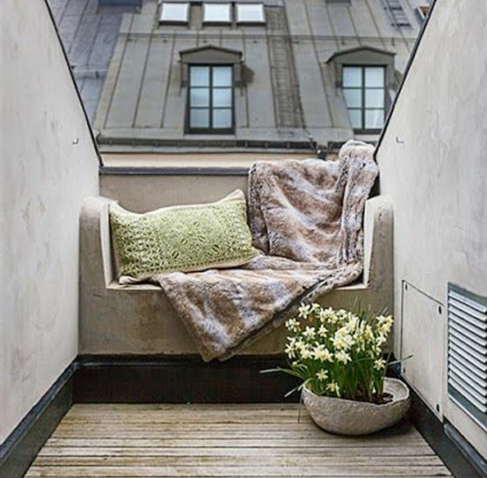 petit canapé en pierre, plaid et coussin vert pistache, des jonquilles, terrasse tropezienne composite et miniature