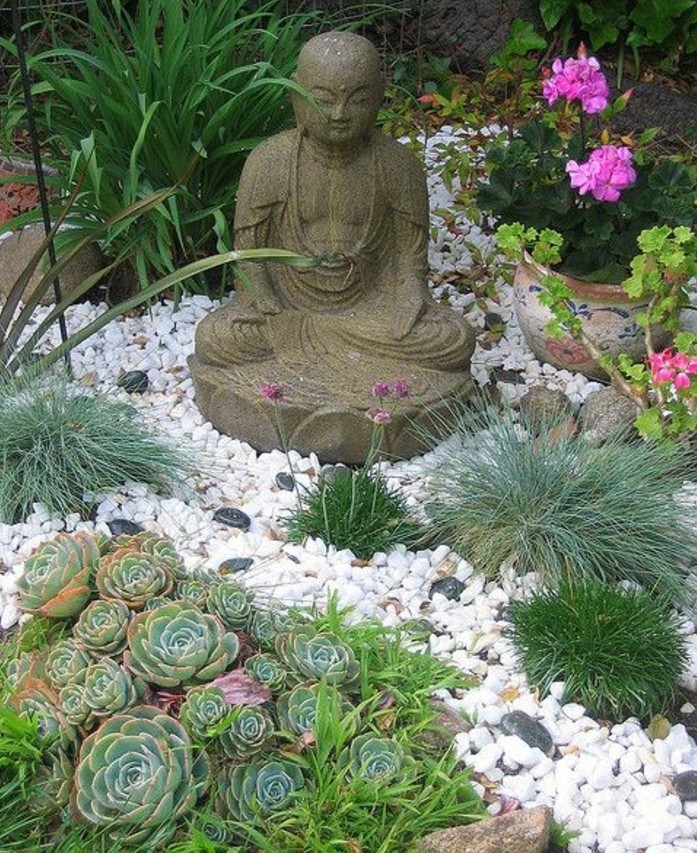 une-statue-de-bouddha-dans-un-petit-coin-vert-galets-succulents-et-fleurs-idée-amenagement-jardin
