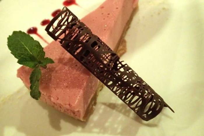 une-tarte-décoré-d-un-rouleau-grillagé-au-chocolat-idée-comment-faire-des-décors-en-chocolat