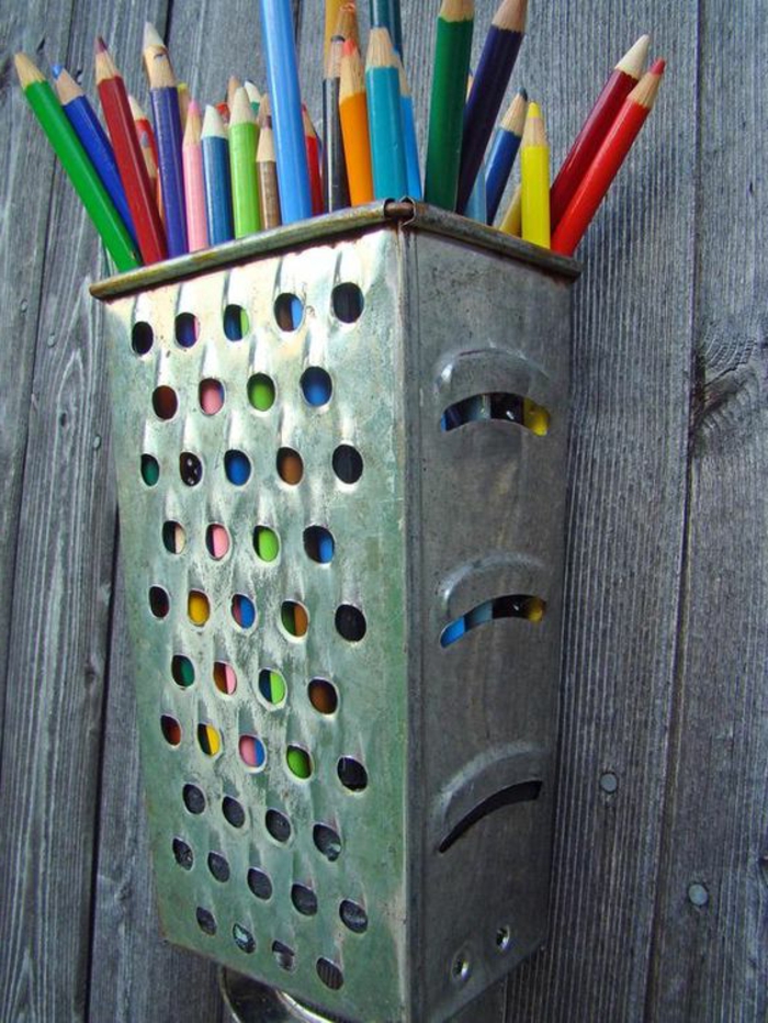 ustensile-râpe-recyclée-et-transformée-en-pot-a-crayon-idée-comment-fabriquer-un-rangement--crayons-a-partir-de-materiaux-recyclés