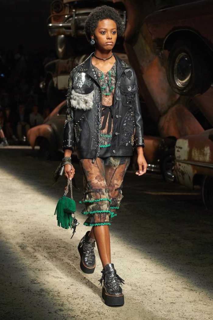 veste été femme noire aux éléments en métal et fourrure synthétique