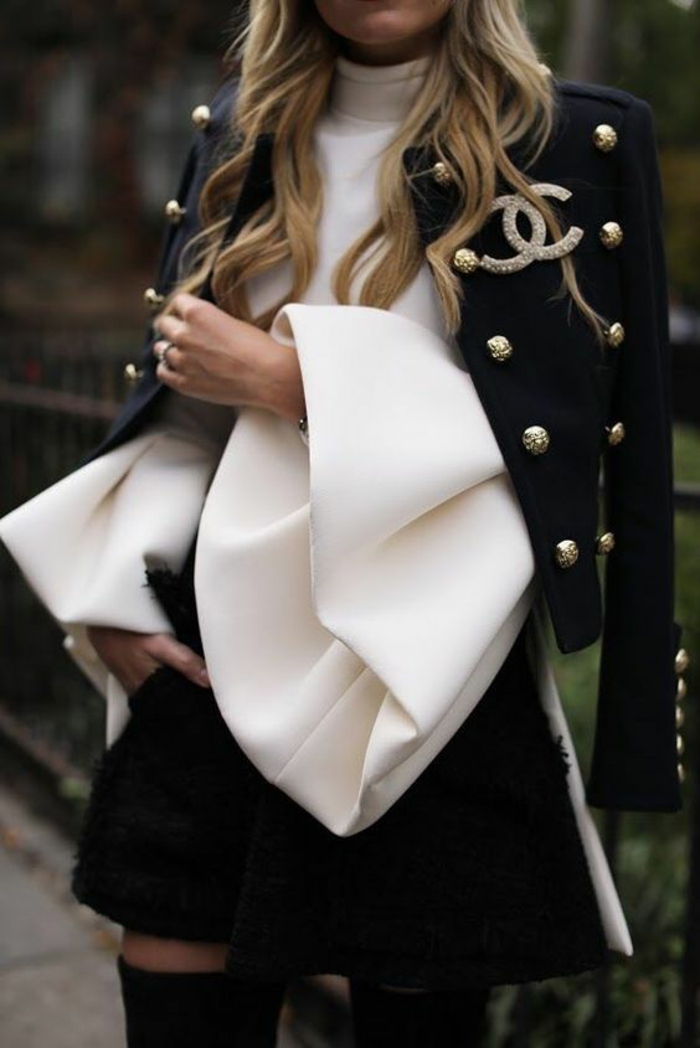 veste noire aux boutons argentés de Chanel courte