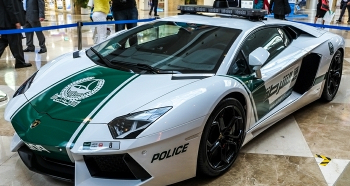 voiture-de-police-a-dubai-exposition-véhicule-moderne-de-luxe