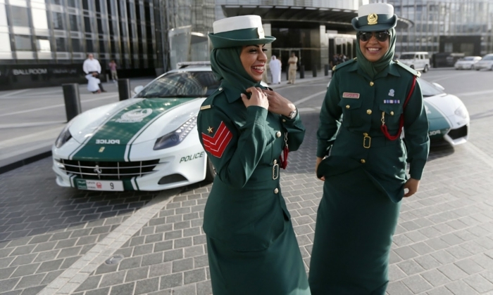voiture-de-police-a-dubai-femmes-forces-de-l'ordre-sourires-bonheur-aimer-son-métier