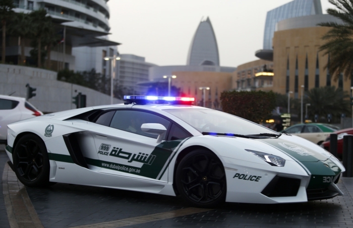 voiture-de-police-dubai-modèle-de-luxe-en-blanc-et-vert-avertisseurs-lumineux