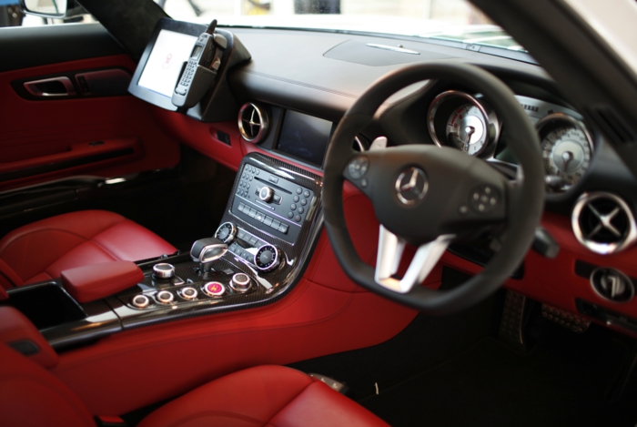 voiture-dubai-Mercedes-SLS-interior-en-rouge-et-noir-luxe
