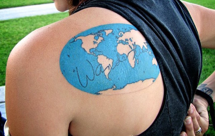 tatoo carte du monde en couleur bleu ocean sur le dos femme