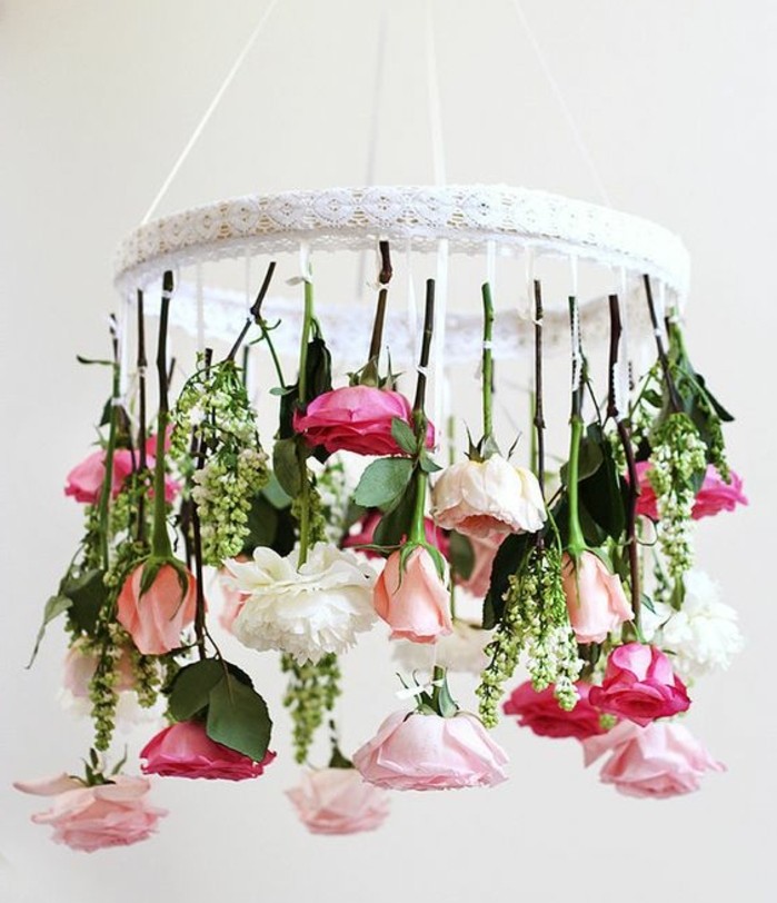 éclairage-suspension-de-fleurs-roses-activité-créative-de-printemps-decoration-florale-maison-ambiance-elegante-naturelle