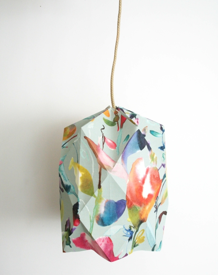 luminaire origami, papier peint à motifs floraux, corde électrique, lampe en papier