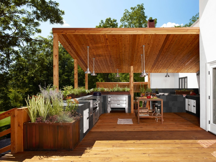 aménager une cuisine d'été couverte sur une terrasse en bois