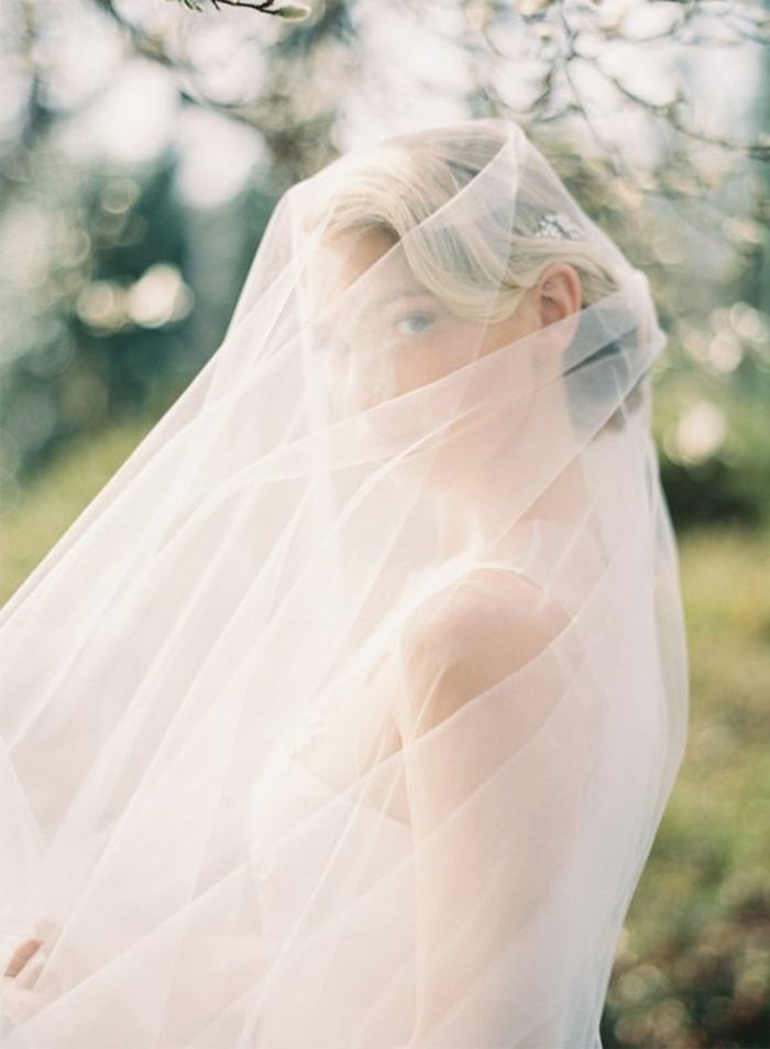 une robe de mariée voilée, adopter une vision romantique avec un voile nuptial long