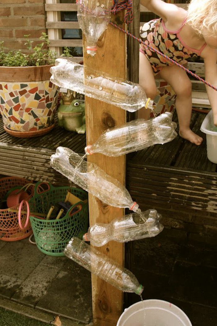 activité manuelle recyclage bouteille plastique, fabriquer une fontaine de jardin en bois 