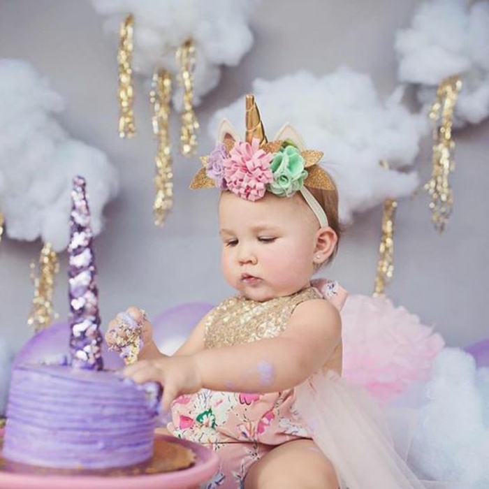 Adorable photo bébé et gâteau violet unicorne, le gateau licorne original